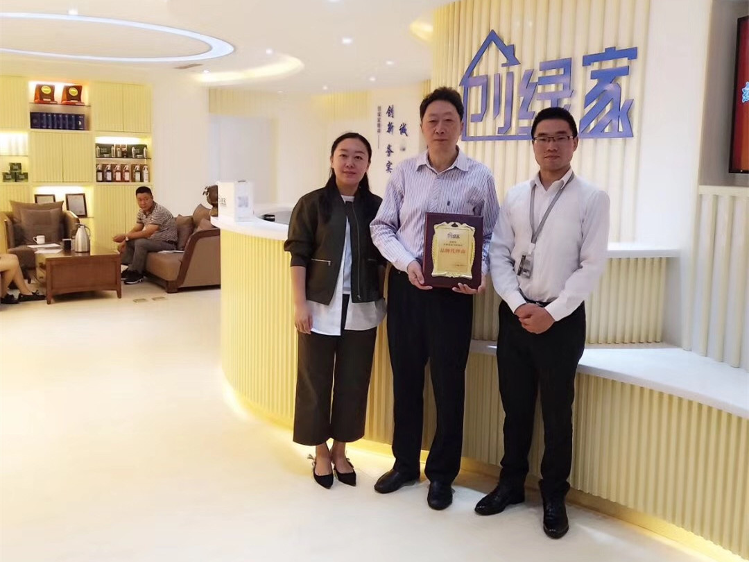 热烈祝贺杨总签约创绿家巴中市区级代理！