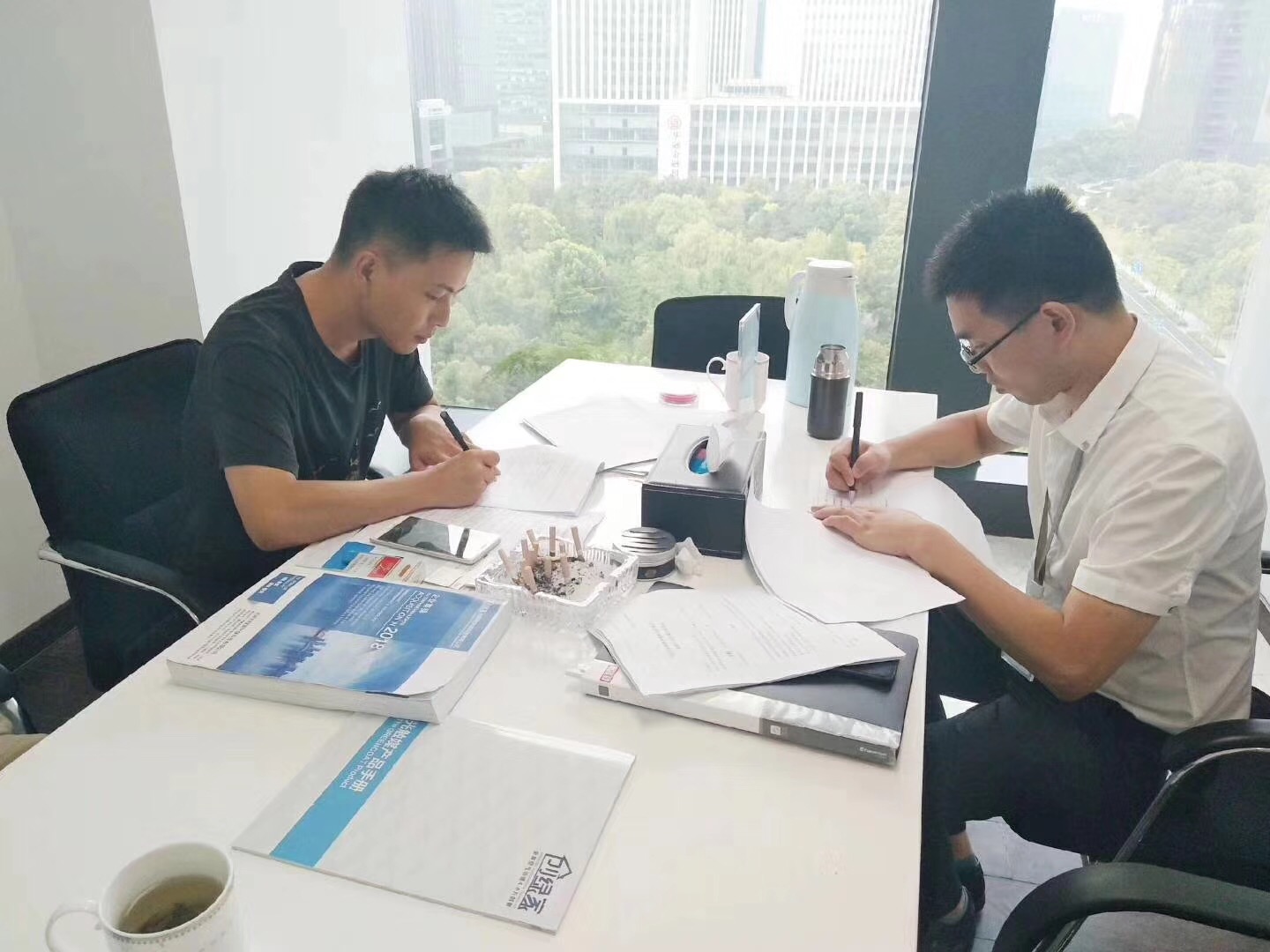 热烈祝贺李总、解总签约创绿家汉中市县级代理！