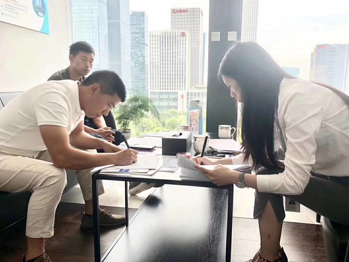 热烈祝贺俞总、杜总签约创绿家贵阳市区级代理！