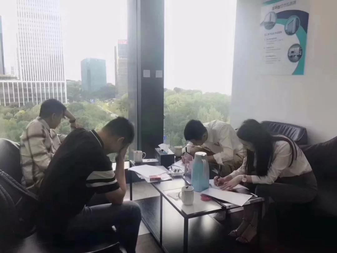 热烈祝贺冯总、李总、龚总签约创绿家清远市区级代理！